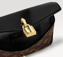 Load image into Gallery viewer, M80559 Padlock On Strap