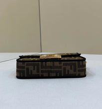 Load image into Gallery viewer, Baguette Mini
