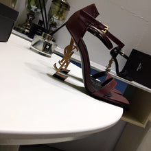 Load image into Gallery viewer, CASSANDRA FLAT SANDALS IN SMOOTH LEATHER
