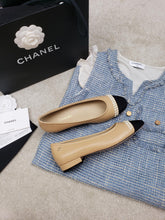 Load image into Gallery viewer, CHANEL FLATS 25
