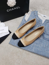 Load image into Gallery viewer, CHANEL FLATS 25
