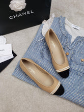 Load image into Gallery viewer, CHANEL FLATS 25
