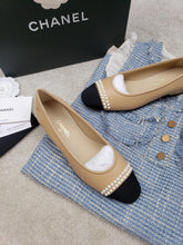 Load image into Gallery viewer, CHANEL FLATS 25

