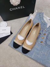 Load image into Gallery viewer, CHANEL FLATS 25
