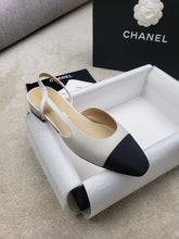 Load image into Gallery viewer, CHANEL FLATS 32
