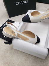 Load image into Gallery viewer, CHANEL FLATS 32
