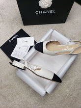 Load image into Gallery viewer, CHANEL FLATS 32
