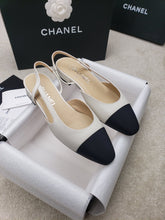 Load image into Gallery viewer, CHANEL FLATS 32
