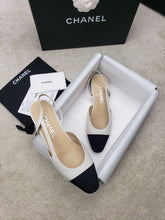 Load image into Gallery viewer, CHANEL FLATS 32
