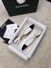 Load image into Gallery viewer, CHANEL FLATS 32
