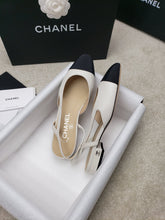 Load image into Gallery viewer, CHANEL FLATS 32
