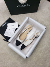 Load image into Gallery viewer, CHANEL FLATS 32
