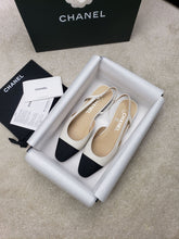 Load image into Gallery viewer, CHANEL FLATS 32
