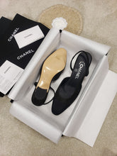 Load image into Gallery viewer, CHANEL FLATS 36
