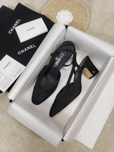 Load image into Gallery viewer, CHANEL FLATS 36
