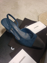 Load image into Gallery viewer, CHANEL FLATS 38
