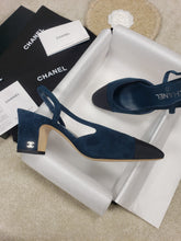 Load image into Gallery viewer, CHANEL FLATS 38

