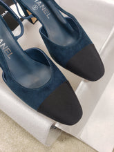 Load image into Gallery viewer, CHANEL FLATS 38
