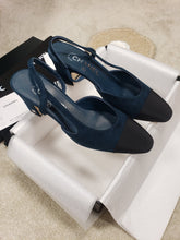 Load image into Gallery viewer, CHANEL FLATS 38
