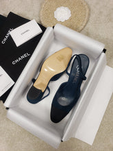 Load image into Gallery viewer, CHANEL FLATS 38
