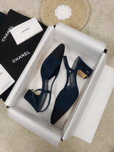 Load image into Gallery viewer, CHANEL FLATS 38
