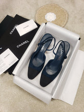 Load image into Gallery viewer, CHANEL FLATS 38
