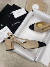 Load image into Gallery viewer, CHANEL FLATS 39

