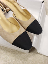 Load image into Gallery viewer, CHANEL FLATS 39
