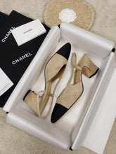 Load image into Gallery viewer, CHANEL FLATS 39
