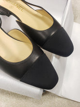 Load image into Gallery viewer, CHANEL FLATS 40

