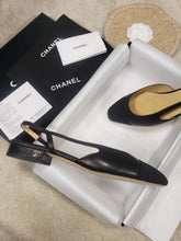Load image into Gallery viewer, CHANEL FLATS 40
