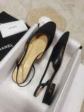 Load image into Gallery viewer, CHANEL FLATS 40
