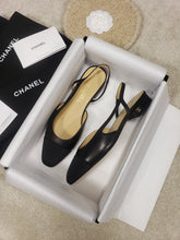 Load image into Gallery viewer, CHANEL FLATS 40
