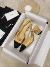 Load image into Gallery viewer, CHANEL FLATS 41
