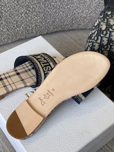 Load image into Gallery viewer, DIOR SLIPPERS 5
