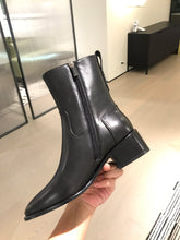 Load image into Gallery viewer, DIOR BOOTS 34
