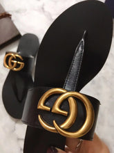 Load image into Gallery viewer, Leather thong sandal with Double G
