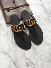 Load image into Gallery viewer, Leather thong sandal with Double G
