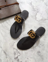 Load image into Gallery viewer, Leather thong sandal with Double G
