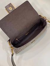 Load image into Gallery viewer, Baguette bag in dove gray
