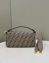 Load image into Gallery viewer, Baguette bag in dove gray
