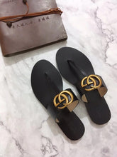 Load image into Gallery viewer, Leather thong sandal with Double G
