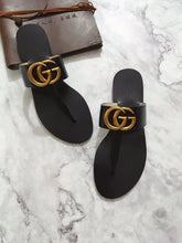 Load image into Gallery viewer, Leather thong sandal with Double G
