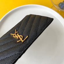 Load image into Gallery viewer, CASSANDRE MATELASS ZIPPED FRAGMENTS CARD CASE IN GRAIN DE POUDRE EMBOSSED LEATHER
